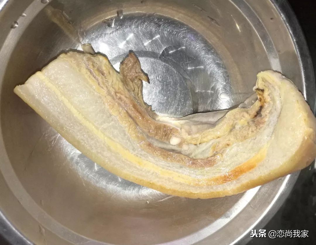 腊肉炒青椒的做法腊肉用不用煮熟,青椒和猪肉简直就是绝配