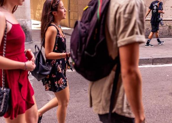 栽赃？俄女子照片明码标价登上西班牙广告牌，却和特殊工作者有关