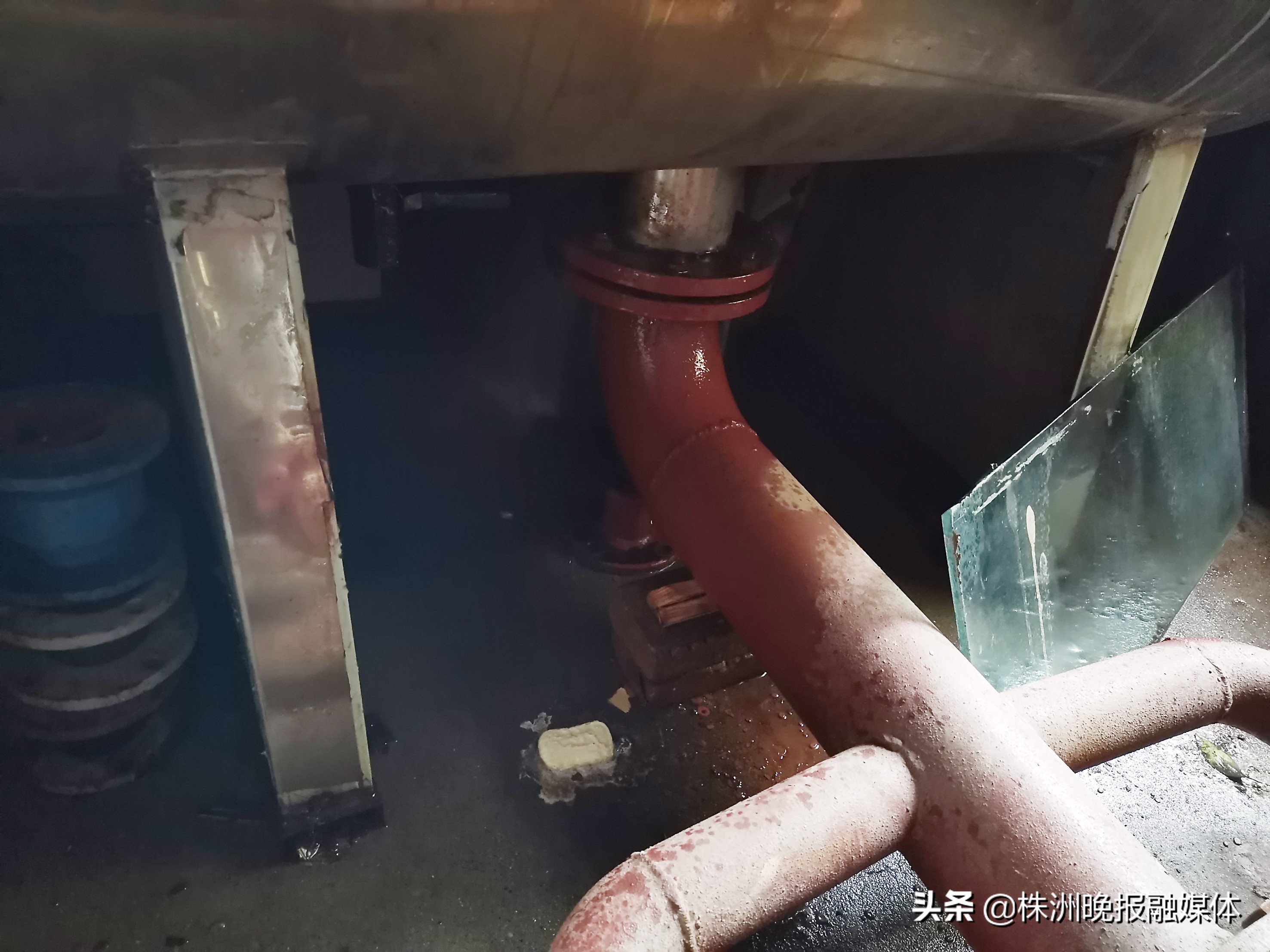 楼顶上储水罐破裂小口怎么修补,家用储水罐水倒流到井里怎么回事