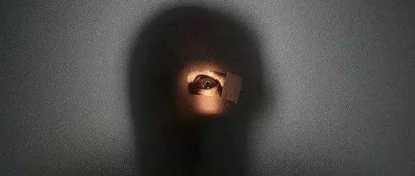 酒店民宿里的*孔摄针机像**，正在直播你的爱情动作片，怎么办？