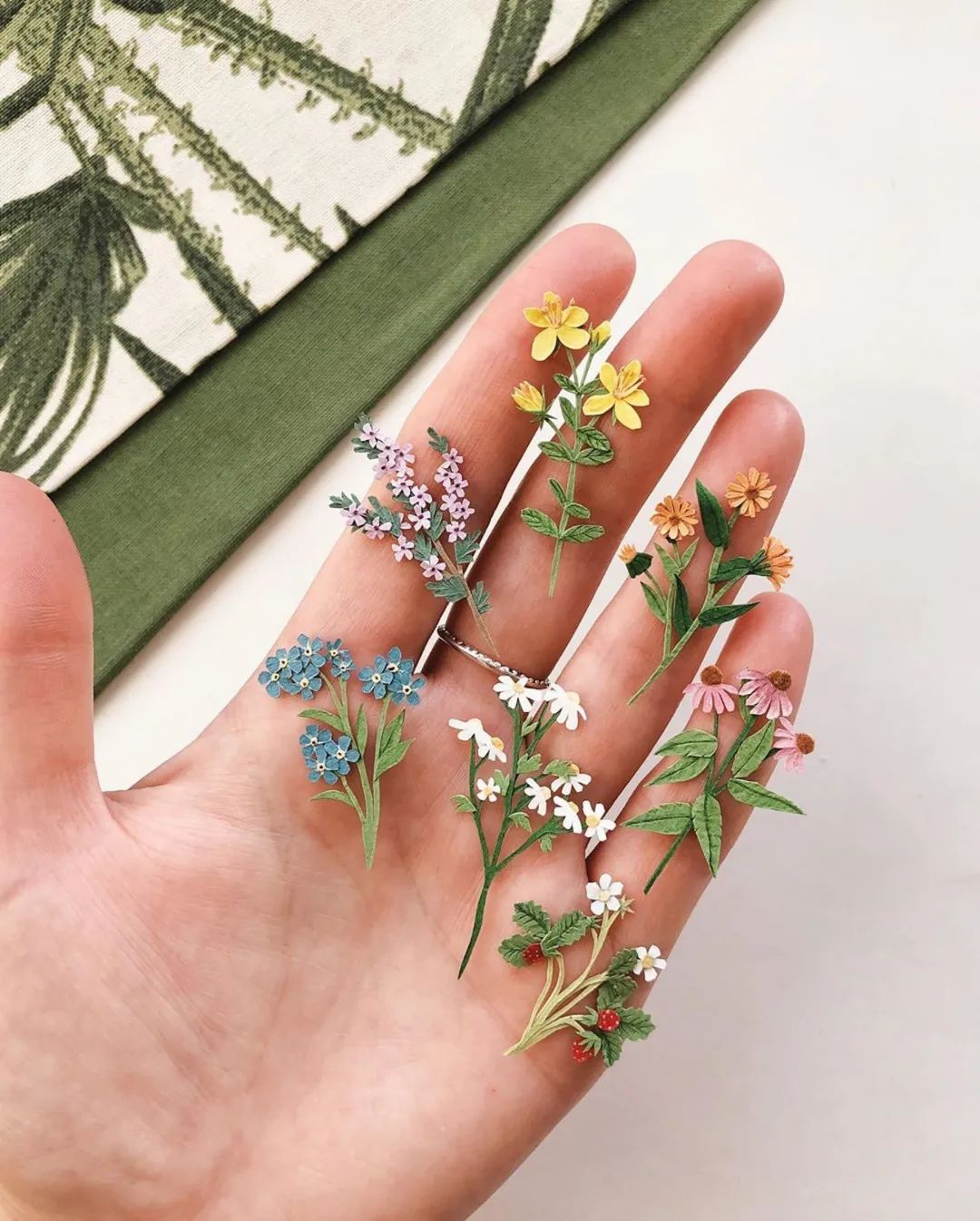 她创作的微型纸花，比鲜花还要贵上几百倍，网友​：好看但不值