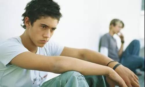 青春期儿子打妈妈怎么办,青春期的孩子和父母动手怎么教育
