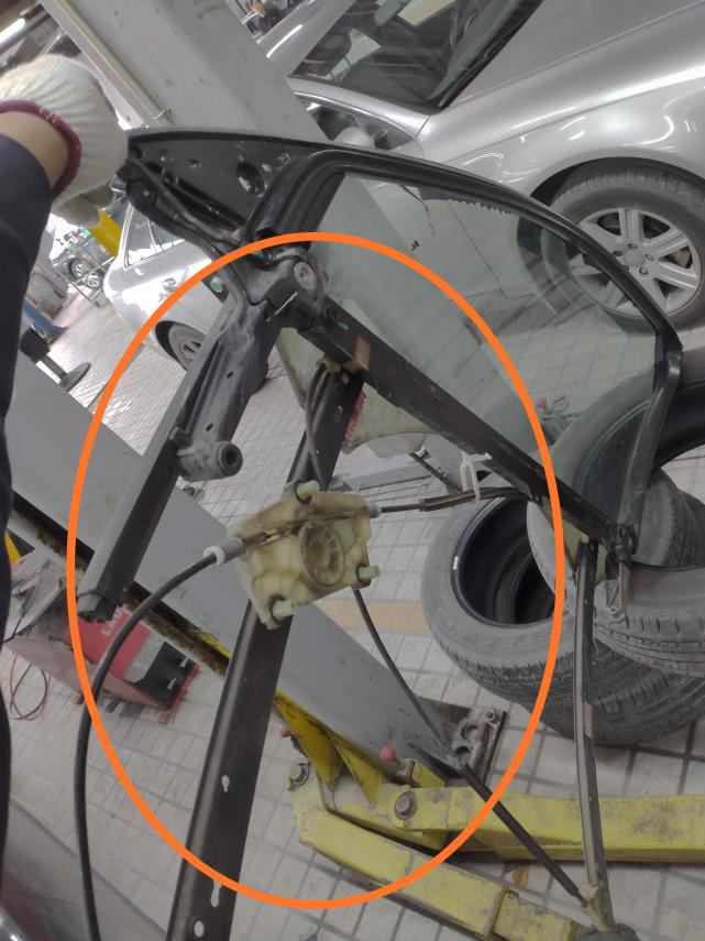 奥迪a6车窗关不上怎么临时关上,奥迪a6换完升降器玻璃升不到顶