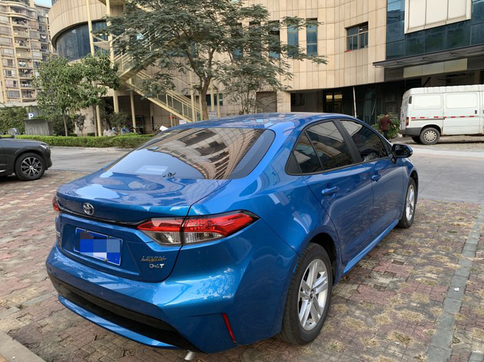 丰田雷凌哪个颜色比较好看,15万想要买一台空间大油耗低的车