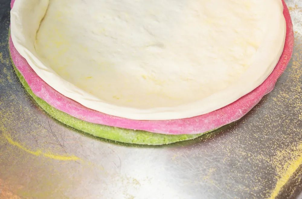 披萨饼底没有醒发好怎么补救,披萨饼胚为什么会回缩