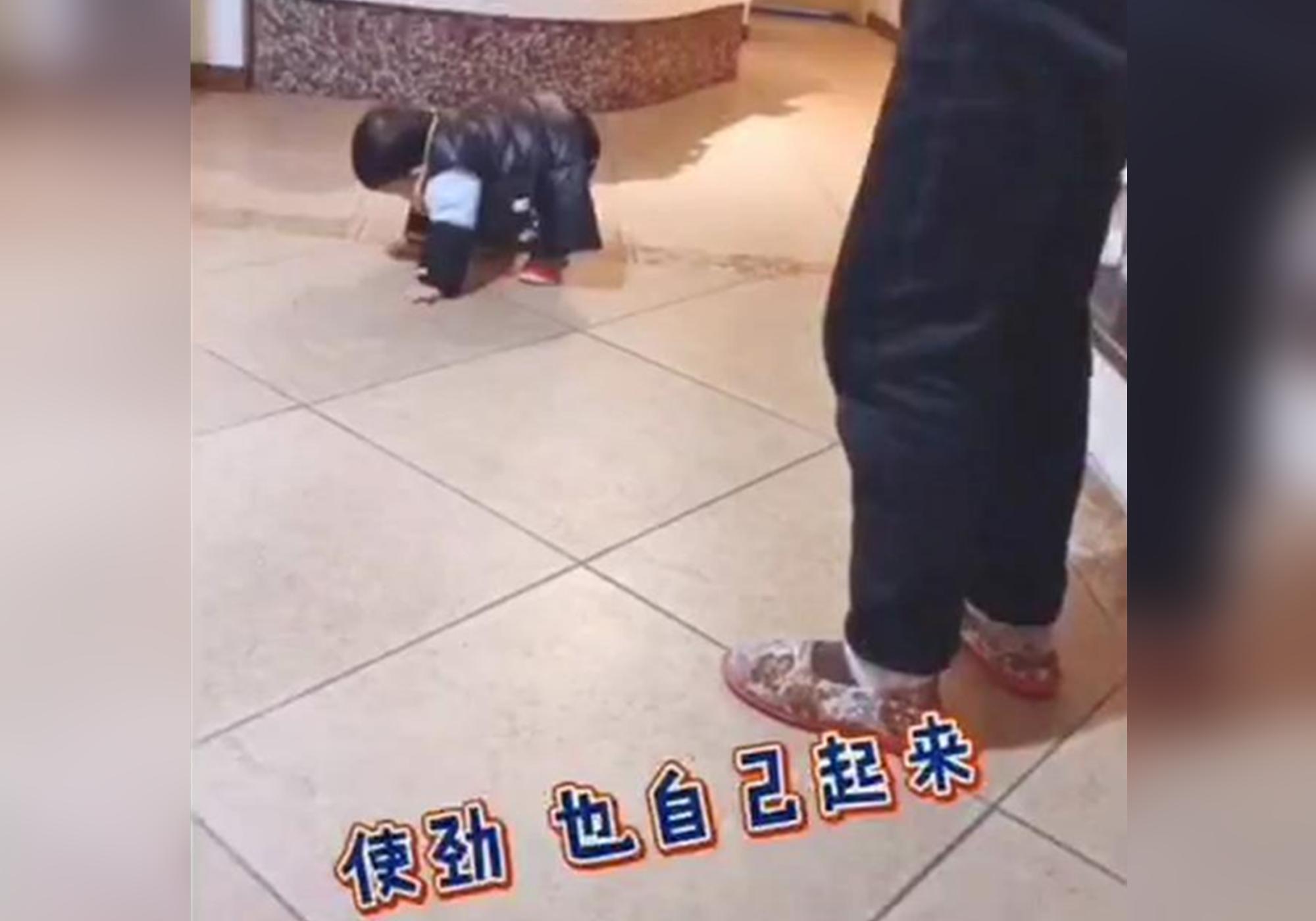 孩子趴在地上耍赖不起来,小孩趴在地上赖着不走