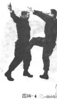 被敌人抓住衣服该怎么打,被对手抓住怎么快速解决