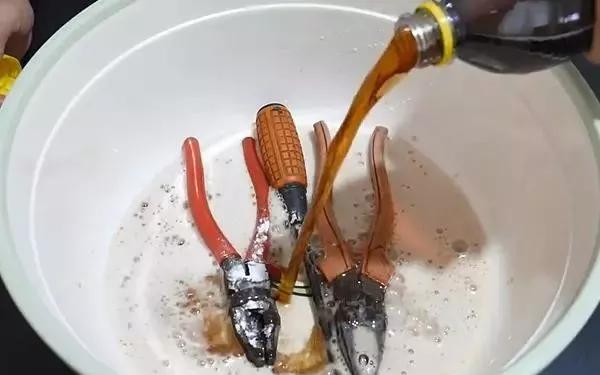 工具淋水生锈怎么办,生锈工具如何泡掉