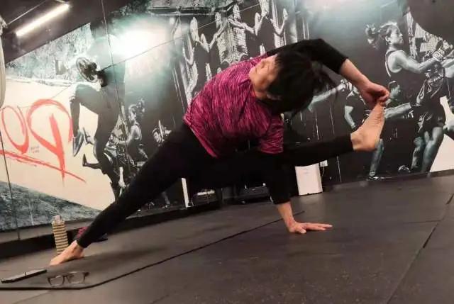 杭州78岁瑜伽爷爷免费教瑜伽8年,杭州70岁瑜伽网红奶奶教学视频