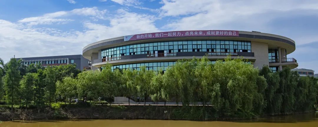 广东这所大学有广州、清远两校区。虽然是民办，但是环境超美