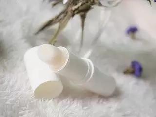 怎样淡化唇纹最有效,唇纹深怎么淡化最有效的方法