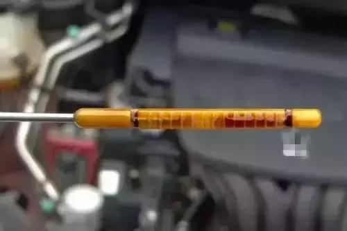 机油灯亮了千万不要继续开车,机油亮黄灯要不要换机油