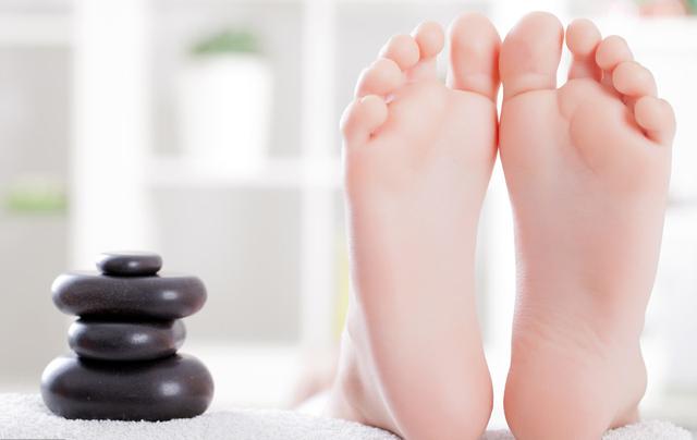 脚底老茧很厚走路疼怎么办,脚底穿高跟鞋磨出茧子怎么办