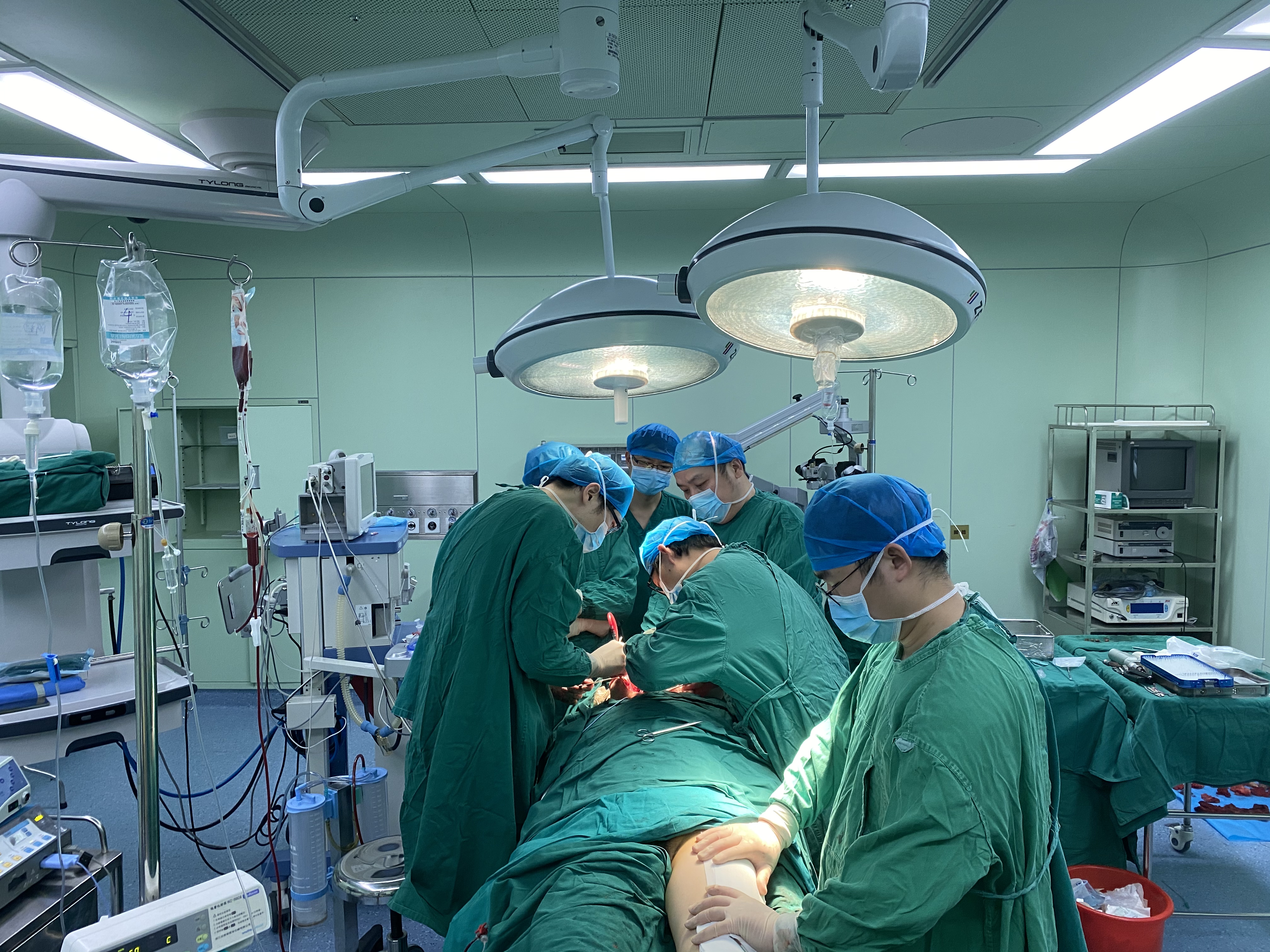 疫情危急关头，这些医护人员1个月做了16台肿瘤手术