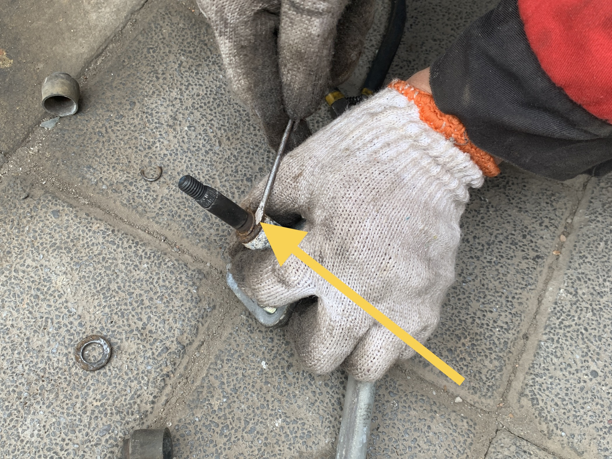 汽车雨刷器卡住了,雨刷臂压不住玻璃