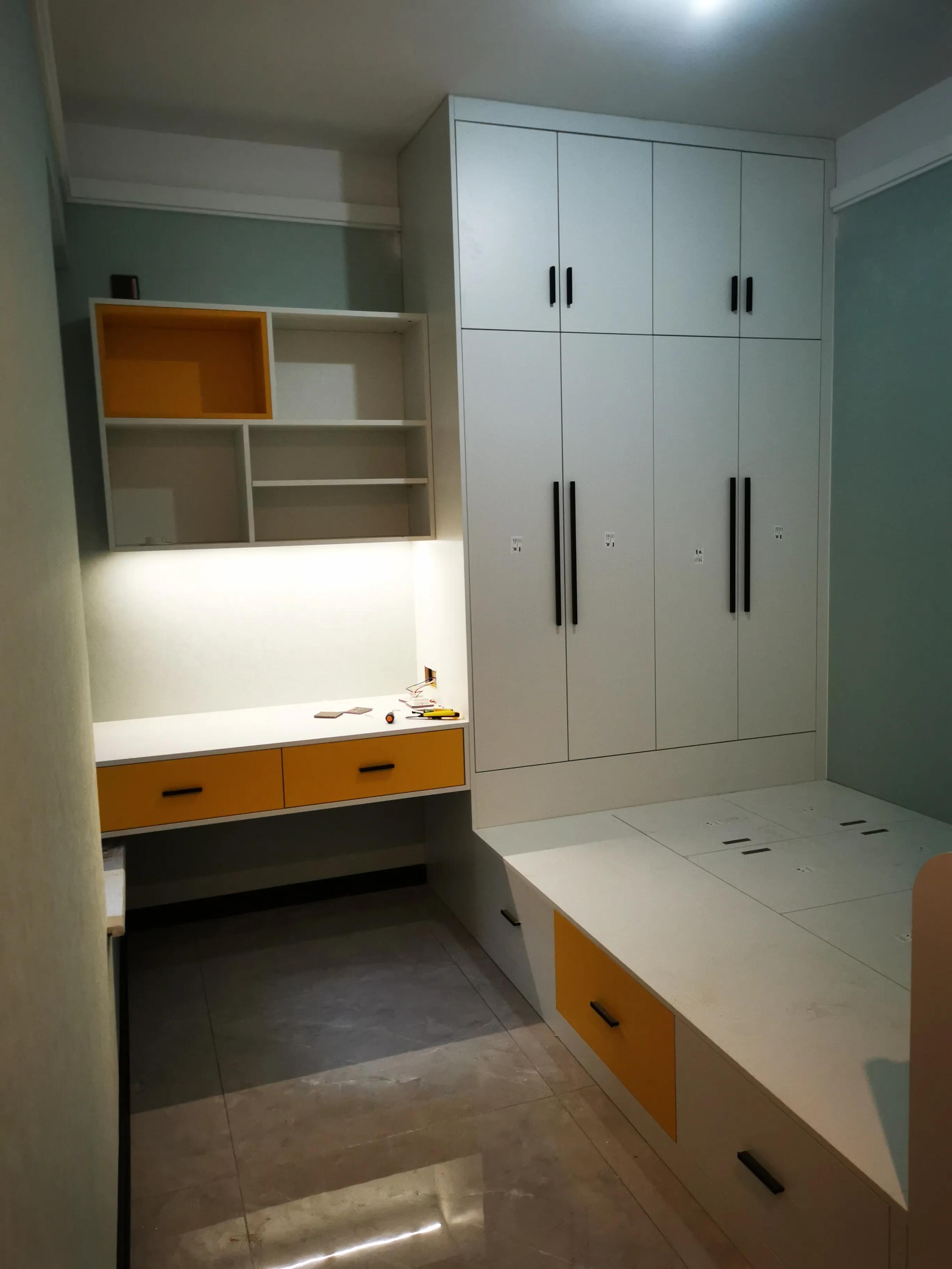 成都定制柜子鲁丽欧松板配PET肤感和高光门安装完工！640元/平方